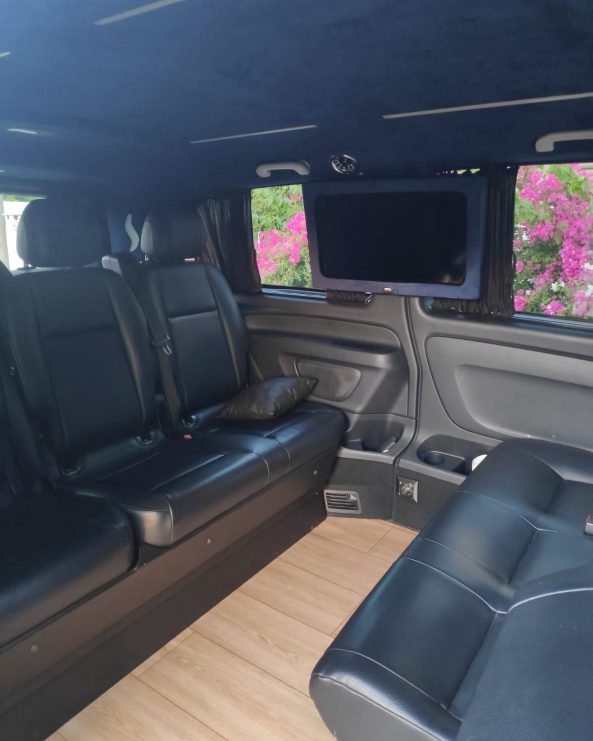 PRIVATER MINIVAN
